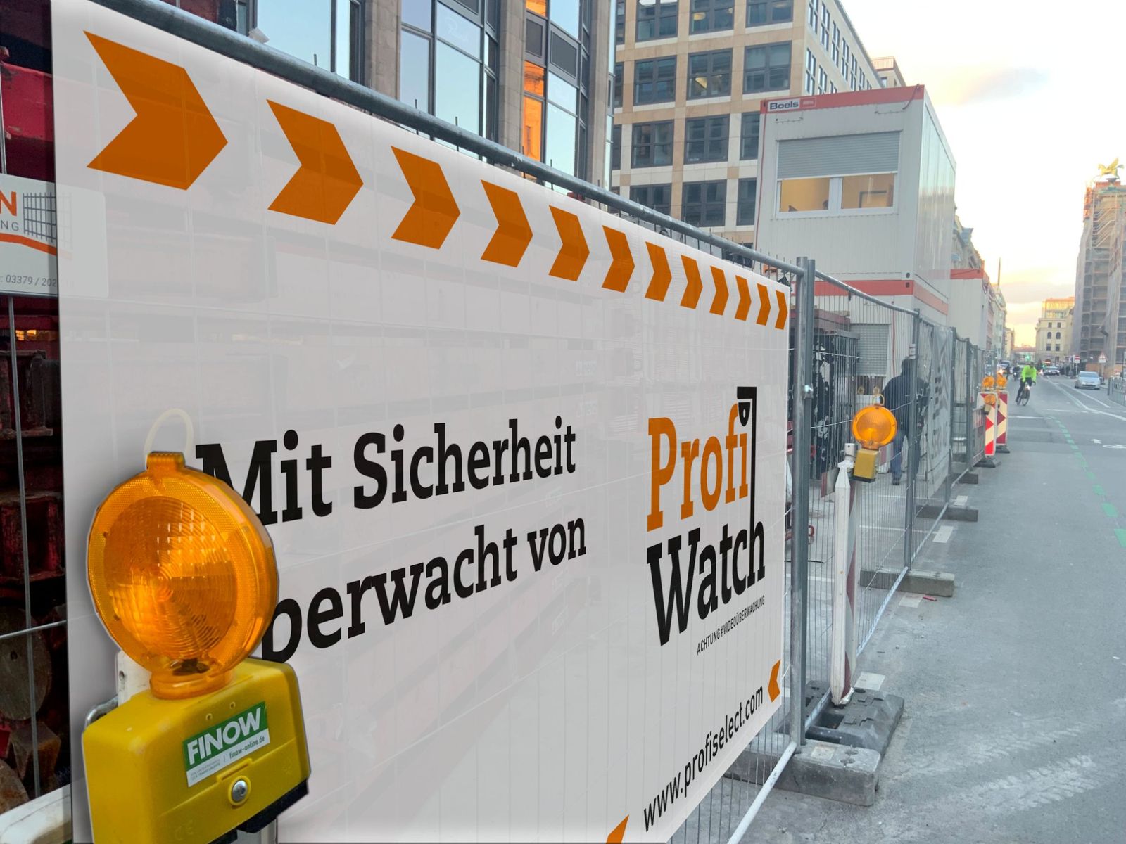 ProfiWatch Banner – Mit Sicherheit überwacht – an Berliner Baustelle