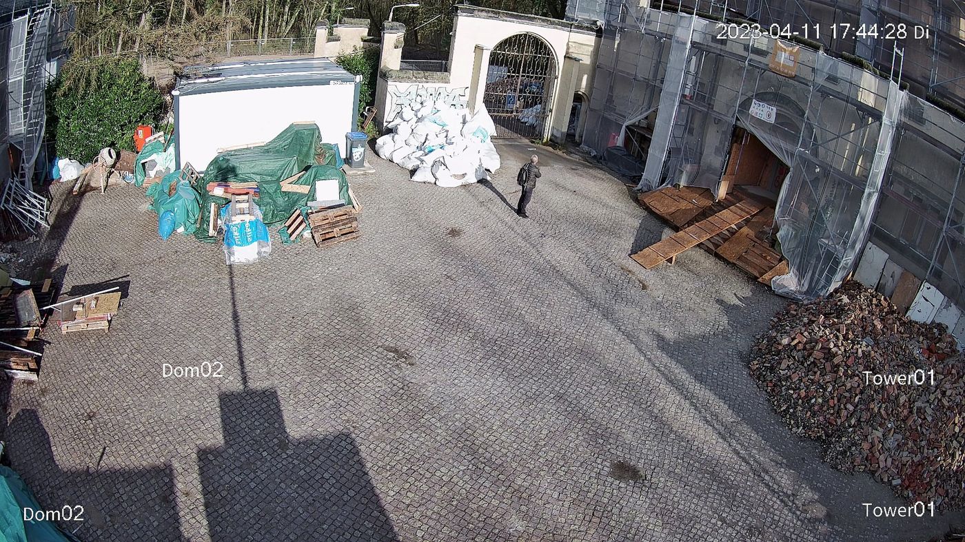 ProfiWatch Baustellenüberwachung bei Nacht mit Baufahrzeugen